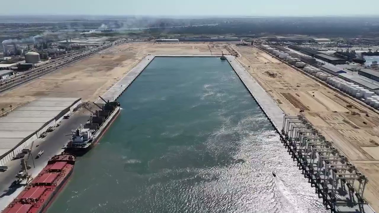 تصوير جوي لأعمال تنفيذ محطة حاويات تحيا مصر 1 بميناء دمياط البحري