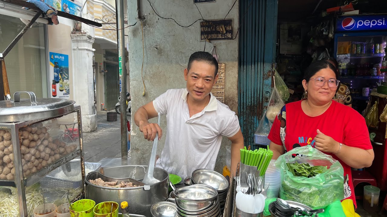 Xe hủ tiếu bò viên của người Hoa khách ngồi ăn đông khủng khiếp trên vỉa hè Sài Gòn
