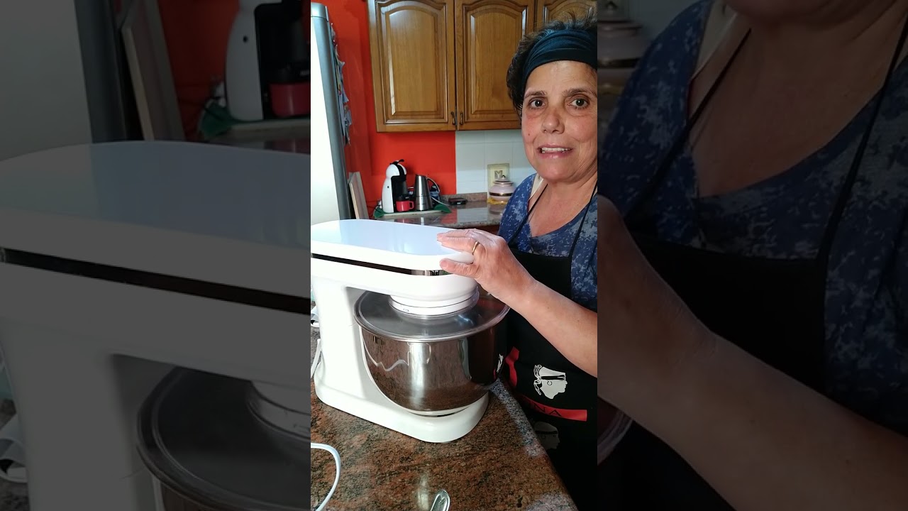 Ricetta Sarda. Seconda parte del procedimento dell'impasto per la preparazione de sa coccoi prena.
