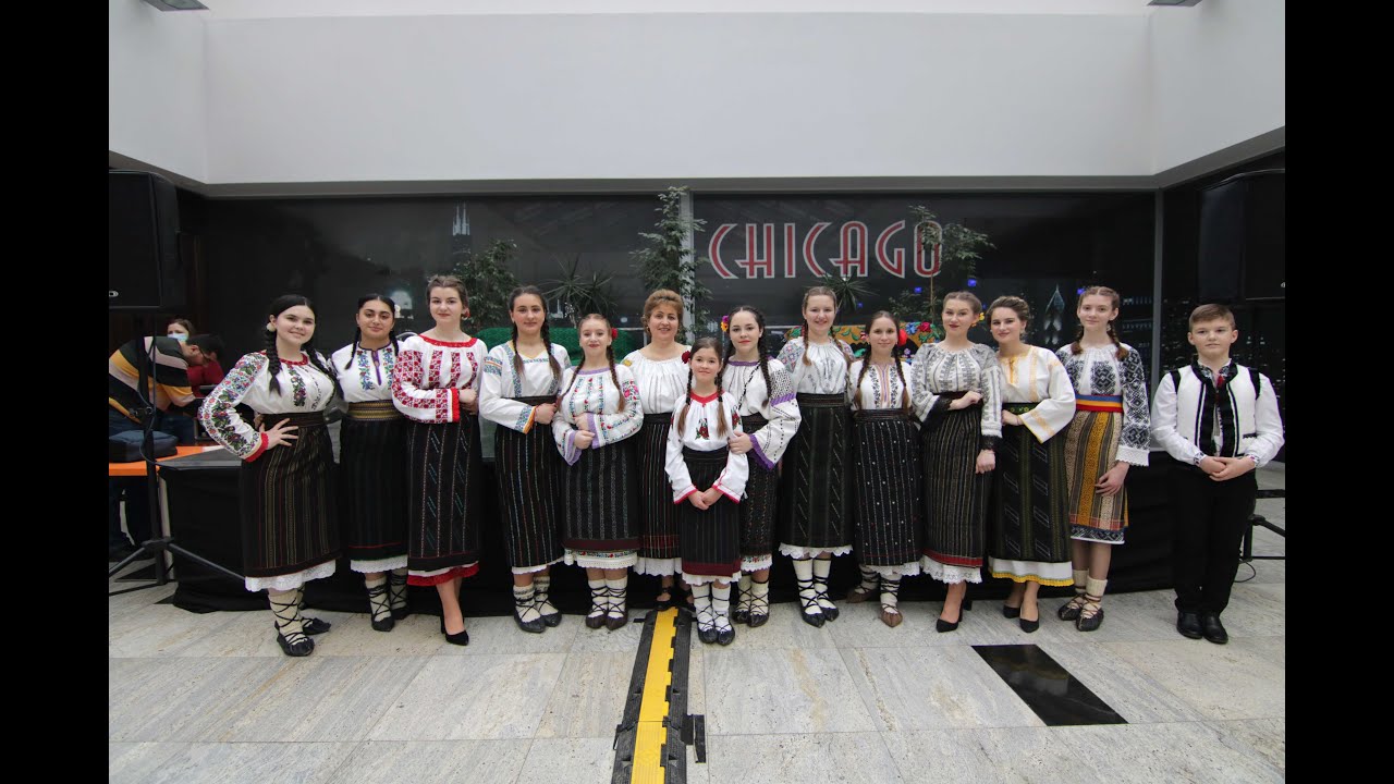 Grupul "Mărgăritare" în spectacolul "Mama-i dor și alinare"