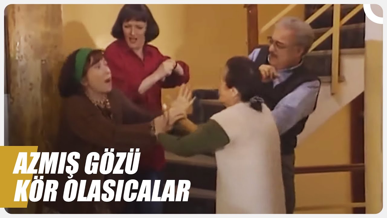 Büyük Hanım, Kızı ve Damadını Oklavayla Kovaladı | Bizimkiler Özel Sahneler