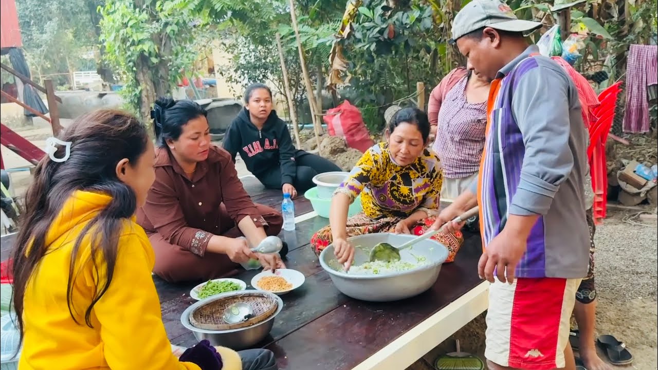 We harvest sadao leaves from the rice fields to prepare a fresh sadao and pork salad