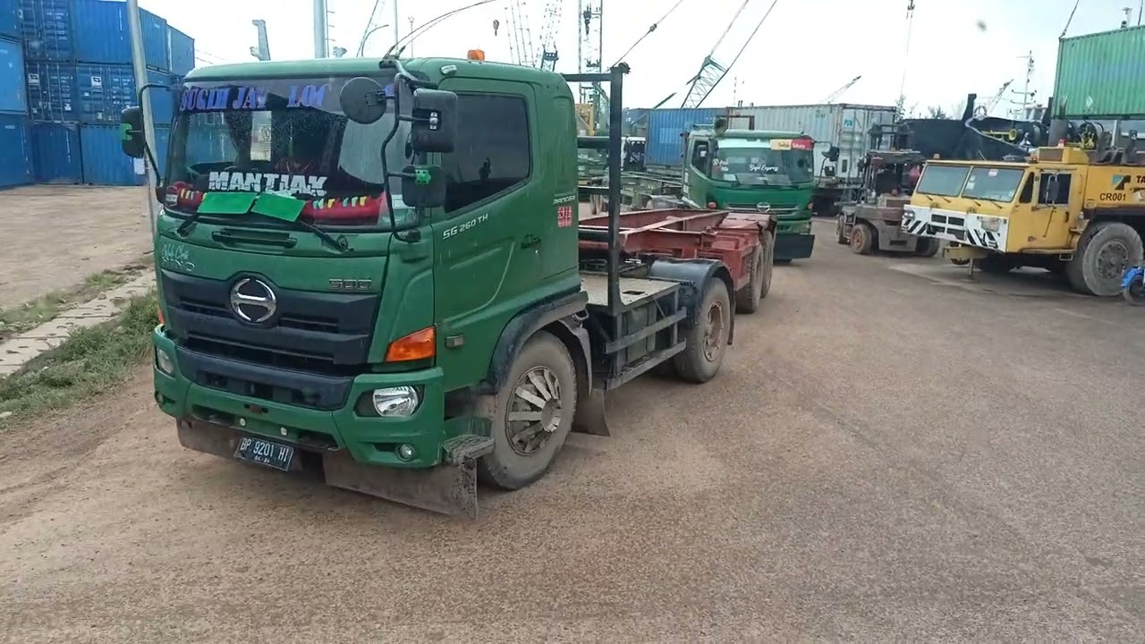 PELABUHAN KONTAINER BATU AMPAR MACET