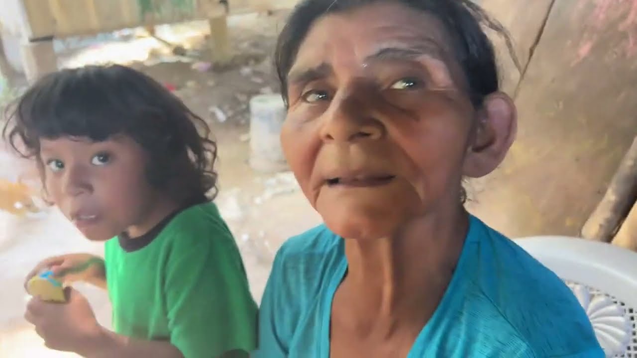 Gracias q doña Mary Castellón le tráeme una provisión a la Abuela María