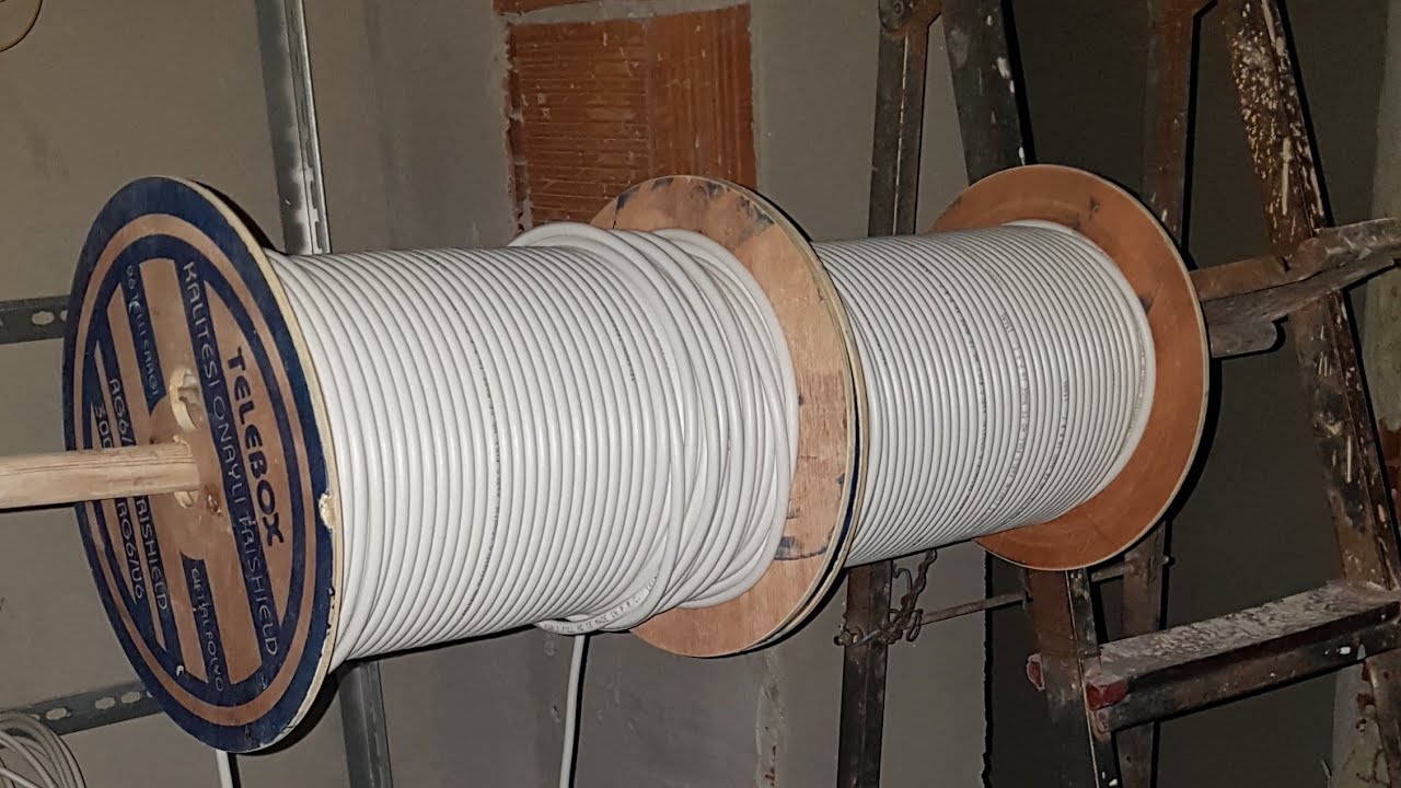 #Elektrik #şaftı #kablo #merdiveni / #Elektrik #kabloları #&ccedil;ekilip , buraya sabitleniyor .