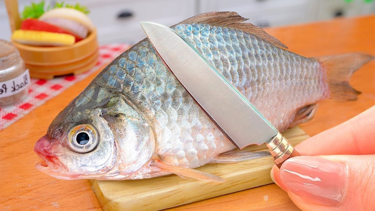 Рецепт маленькой рыбки 🐟 Хрустящая рыбка с клубнично-медовой глазурью и горошком