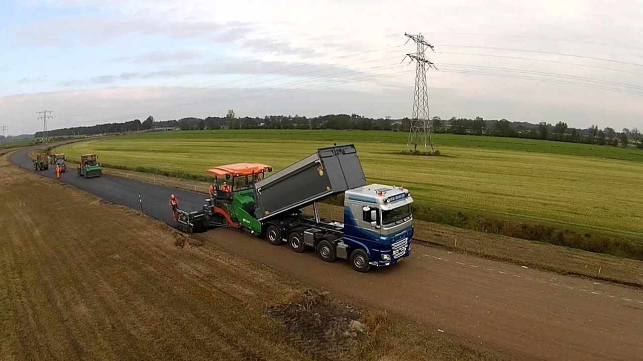 BAM Infra aan het asfalteren op de  Centrale As