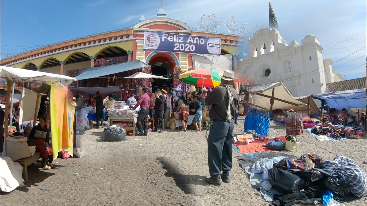 Caminando por el mercado de san francisco el alto totonicapan / guatemala /