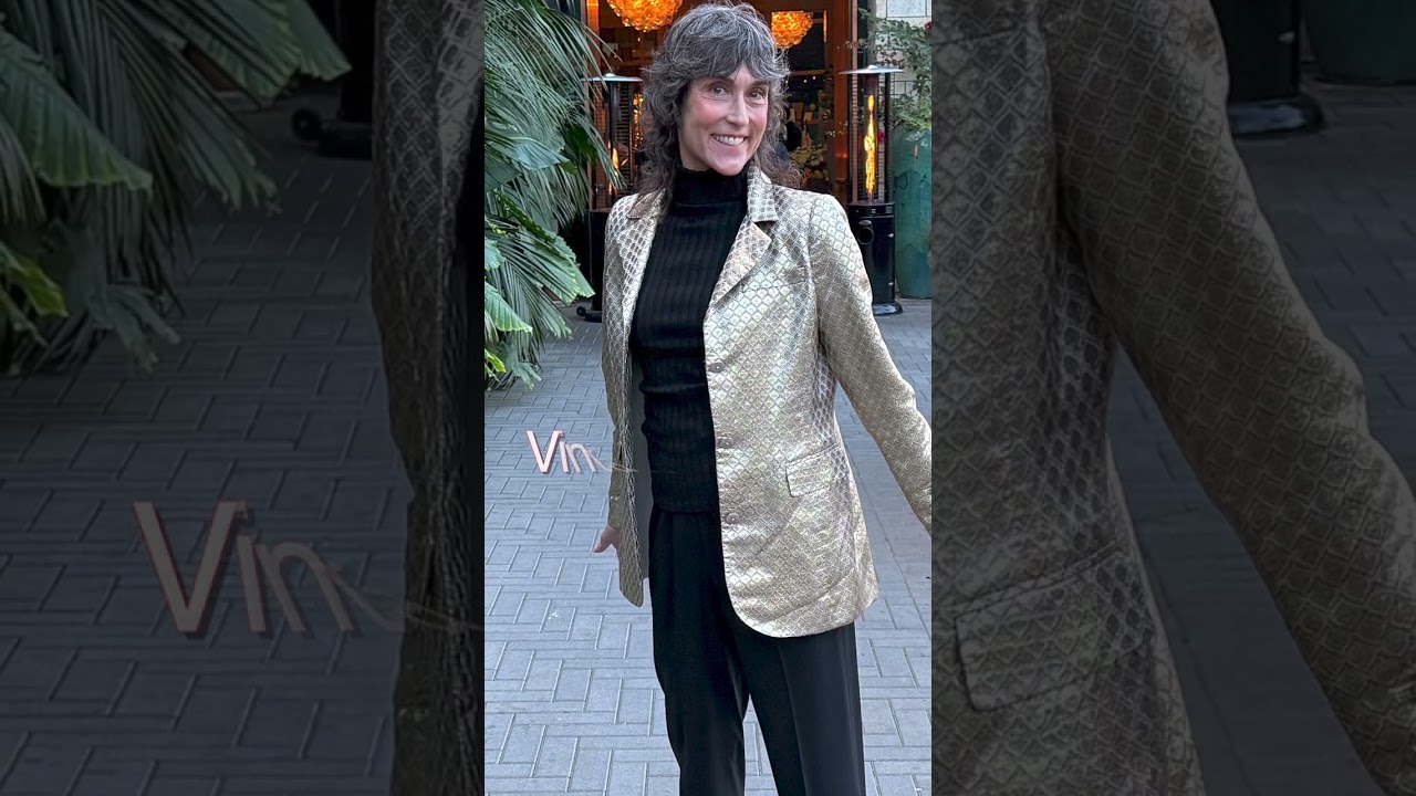 Sustainable Wardrobe Staple ~ Fancy Vintage Blazer #sustainablefashion #vintageclothing #blazers