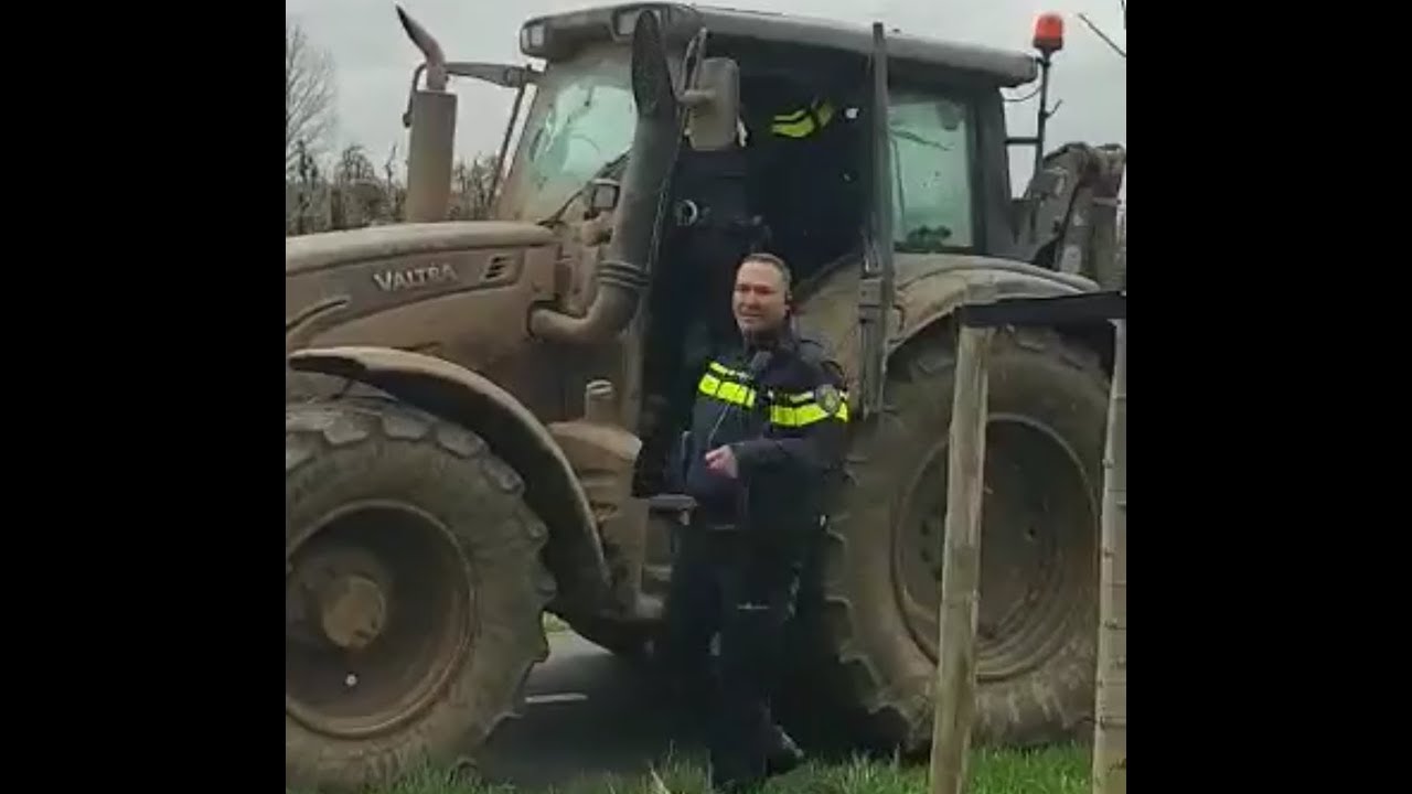 Tractor bestuurder verzet zich hevig bij aanhouding politie!