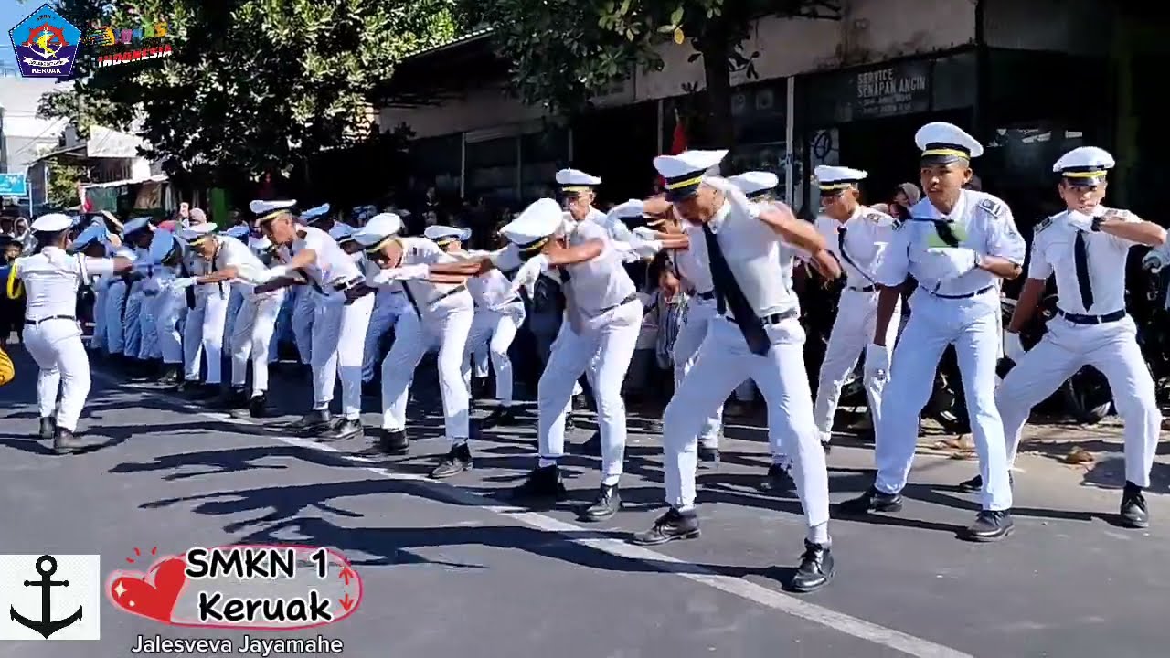 Semangat membara dari taruna taruni mengikuti lomba gerak jalan di keruak