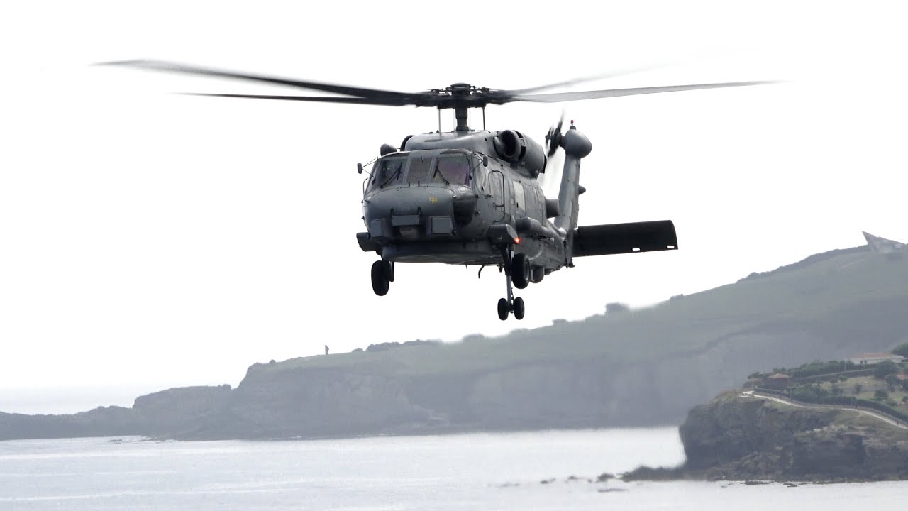🇪🇸 Spanish Navy SH60 Seahawk Hovers With Crew Waving at Gijon Airshow 2025 👋🏻