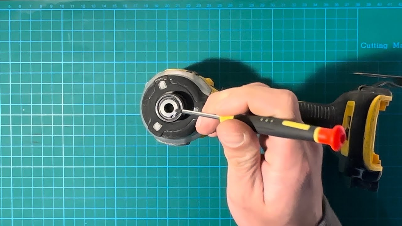 Как разобрать патрон ударного шуруповерта. How to remove broken impact driver bits.