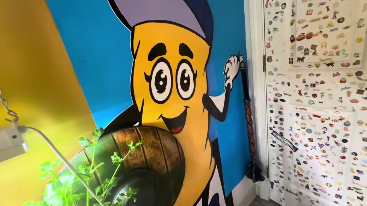 ViSiTiNG THE CUSTOM FiNGERBOARD SKATEPARK!!  