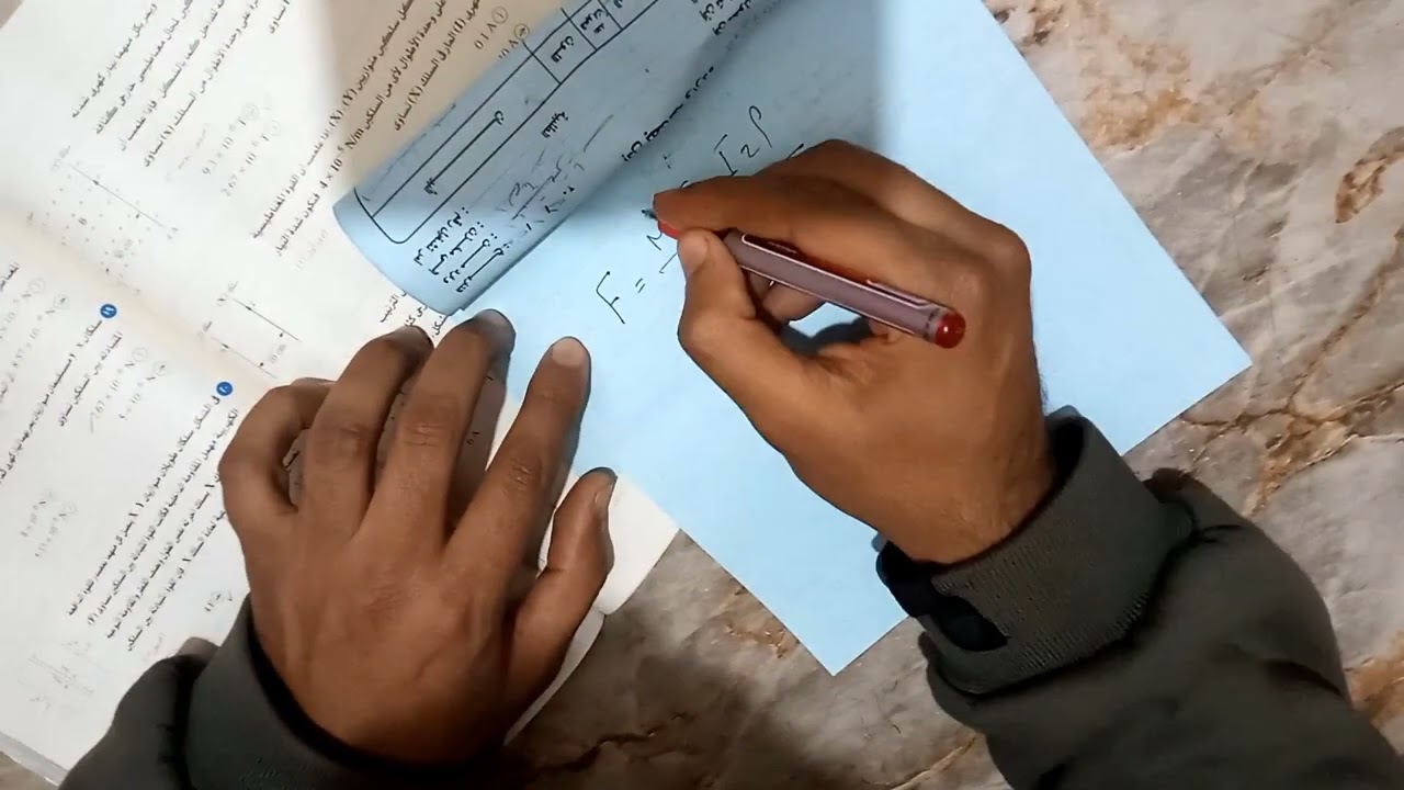 بالدليل والارقام الكتاب اللي بيجي منه سؤالين ب 3 درجات في الفيزياء وهل اسئله النظام الجديد بتتكرر ؟