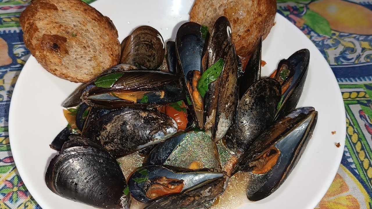 Impepata di cozze gustose nutrienti/Saut&egrave; di cozze al pomodoro/Cozze in padella 10 m.profumo di mare