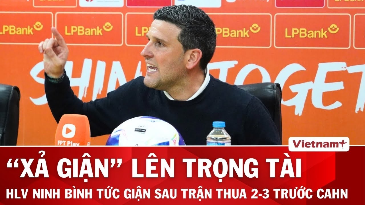 HLV Ninh Bình FC đập bàn 