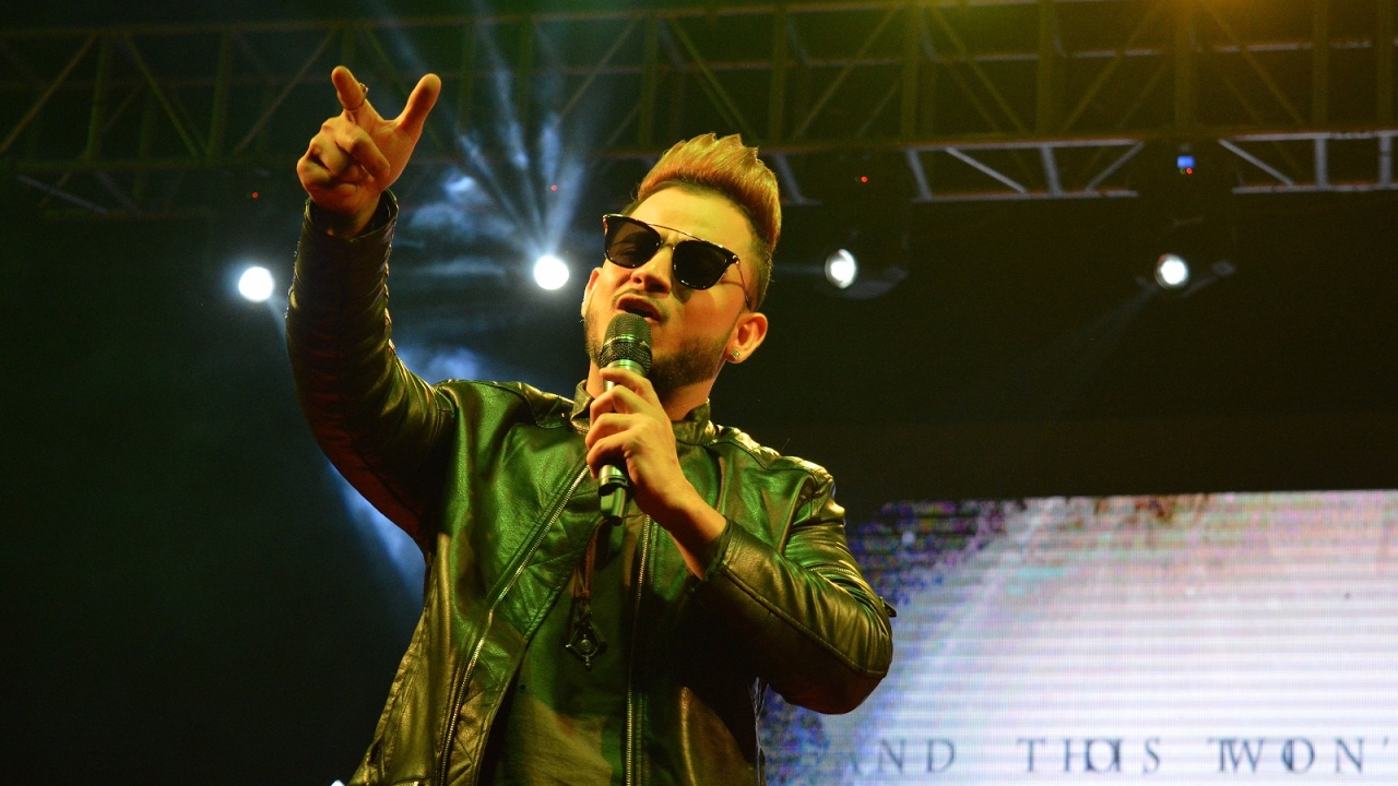Millind Gaba LIVE RKGIT kalrav2K17 @musicMG college fest