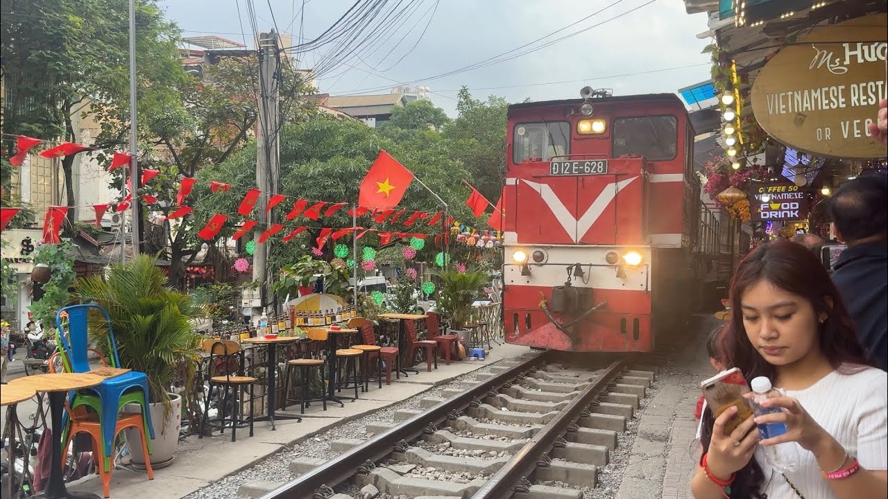 Famous Hanoi (Vietnam 🇻🇳) Train 🚂 passing between shops, part 1 - Egg coffee (ca phe trung) ☕️ 2.7 $