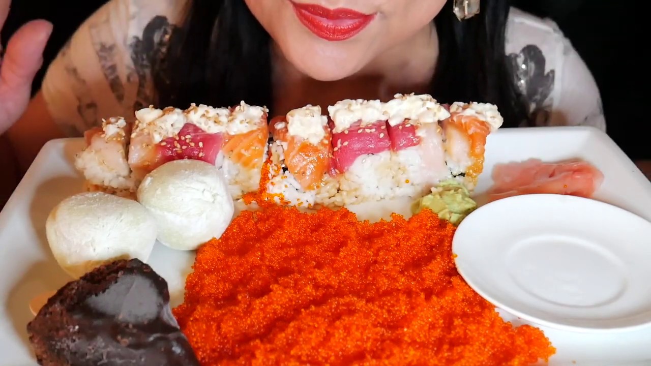 ASMR - CRUNCHY FISH EGGS & MOUNTAIN ROLL SUSHI/BIG BITES ( EATING SOUNDS)