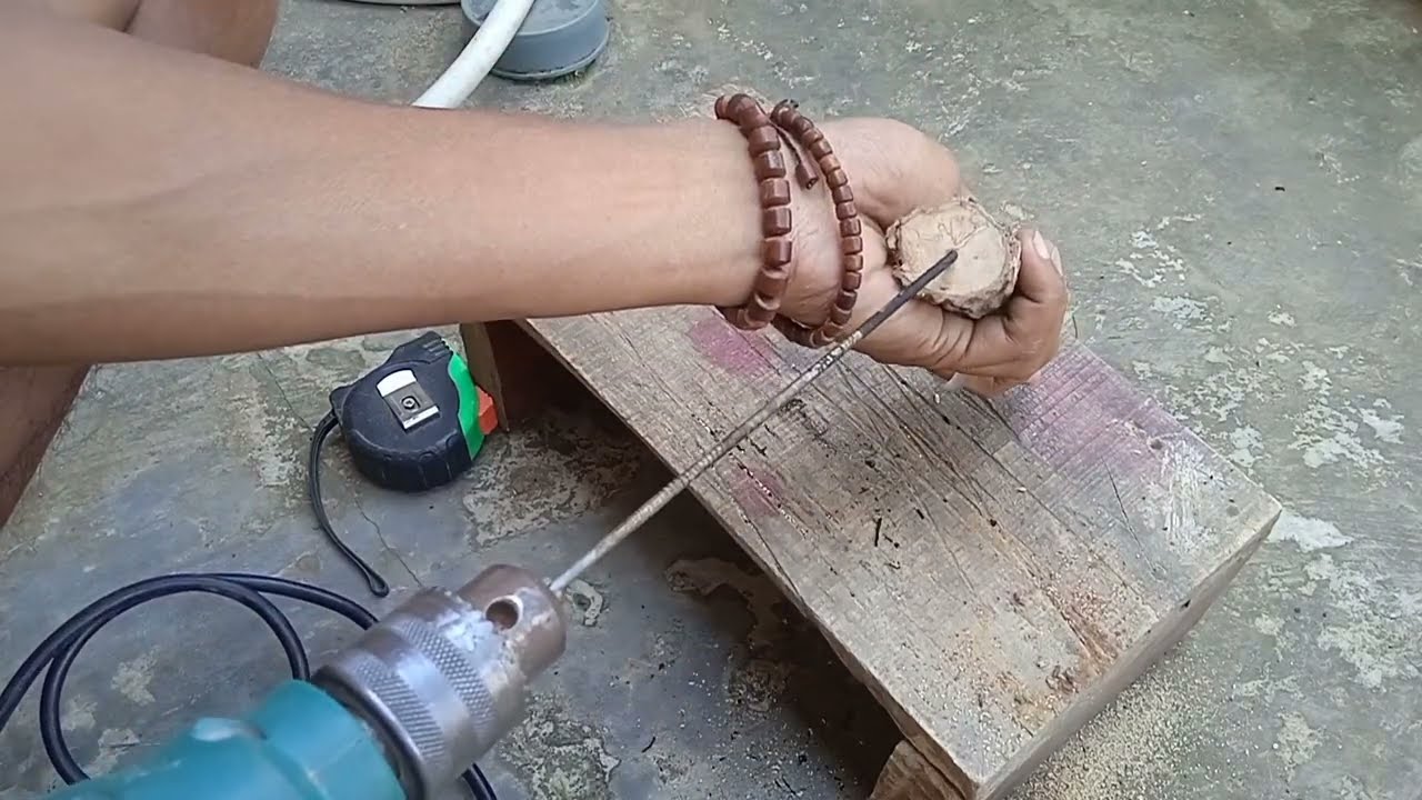 perlu mata bor yang tajam untuk melubangi kayu asem