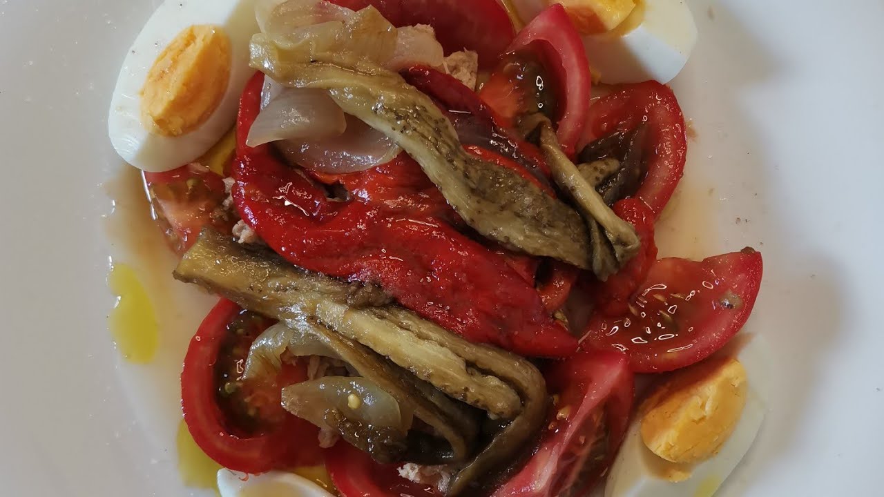 ESCALIVADA DE PIMIENTOS, BERENJENA Y CEBOLLA CON ATÚN AL NATURAL Y HUEVO 😋