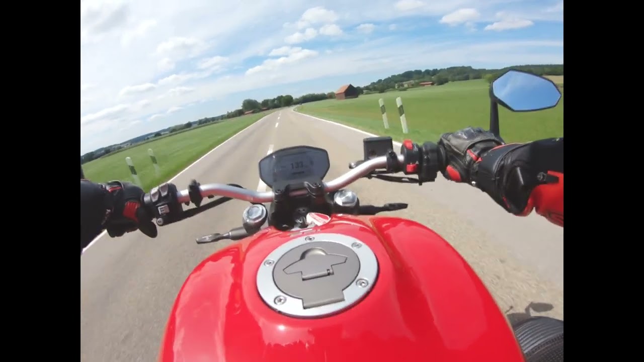 Ducati Monster 821 A2 liscence cornering (48hp)