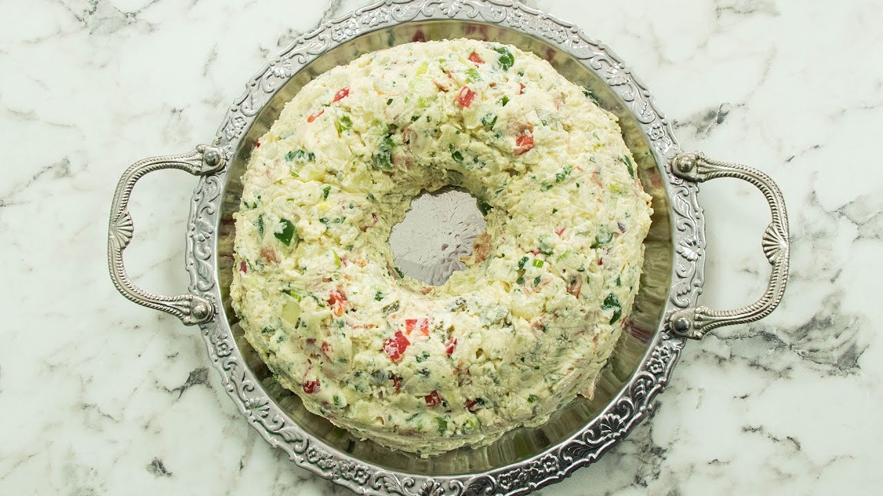 Δεν μπορεί να λείπει από το γιορτινό τραπέζι αυτή η απίθανη, χρωματιστή πατατοσαλάτα