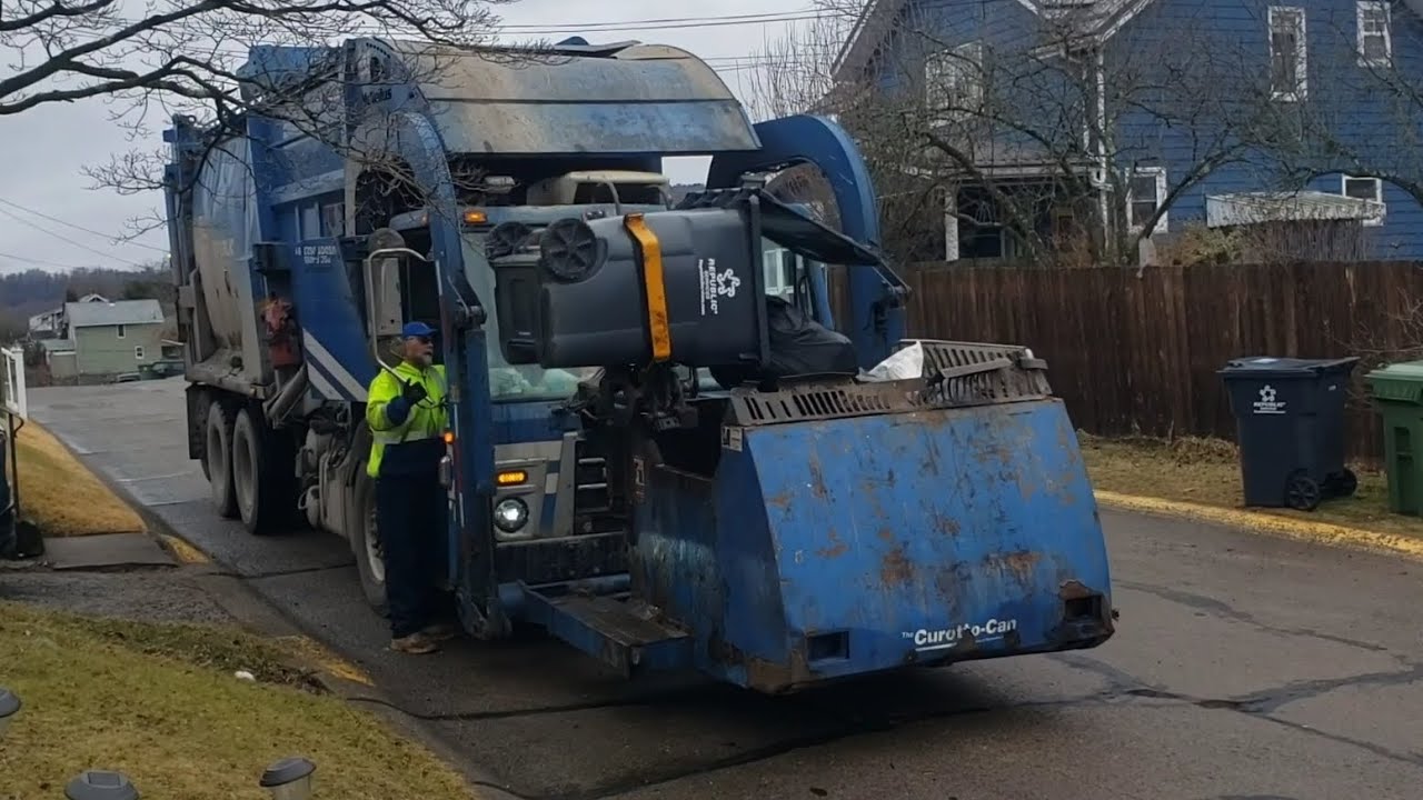 Republic Services 2226 Mack LEU Mcneilus Curroto Can on Garbage 