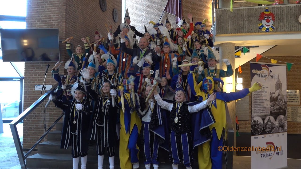 Jeugd hoogheden in het Gemeentehuis van Oldenzaal