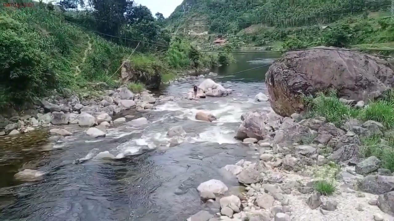 Đi suối vùng cao ngắm cảnh núi non
