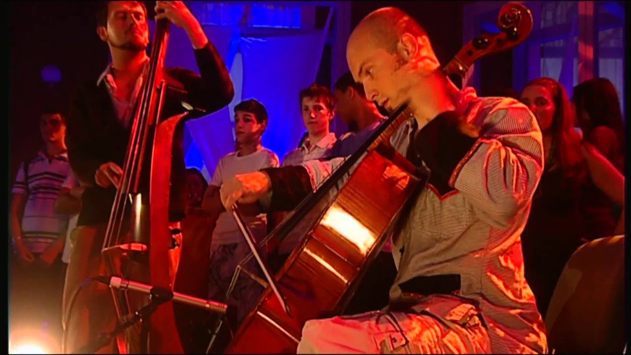Evening, night life and music, Ireland - Unravel Travel TV