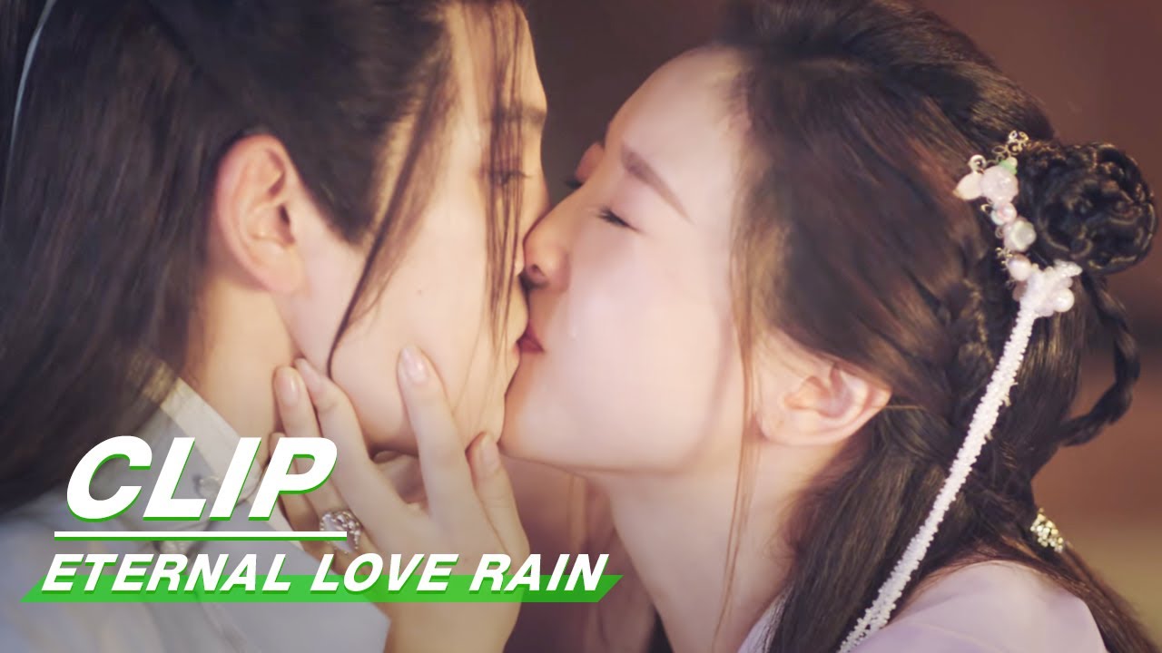 Clip: Giving Back Kiss | Eternal Love Rain EP14 | 倾世锦鳞谷雨来 | iQIYI