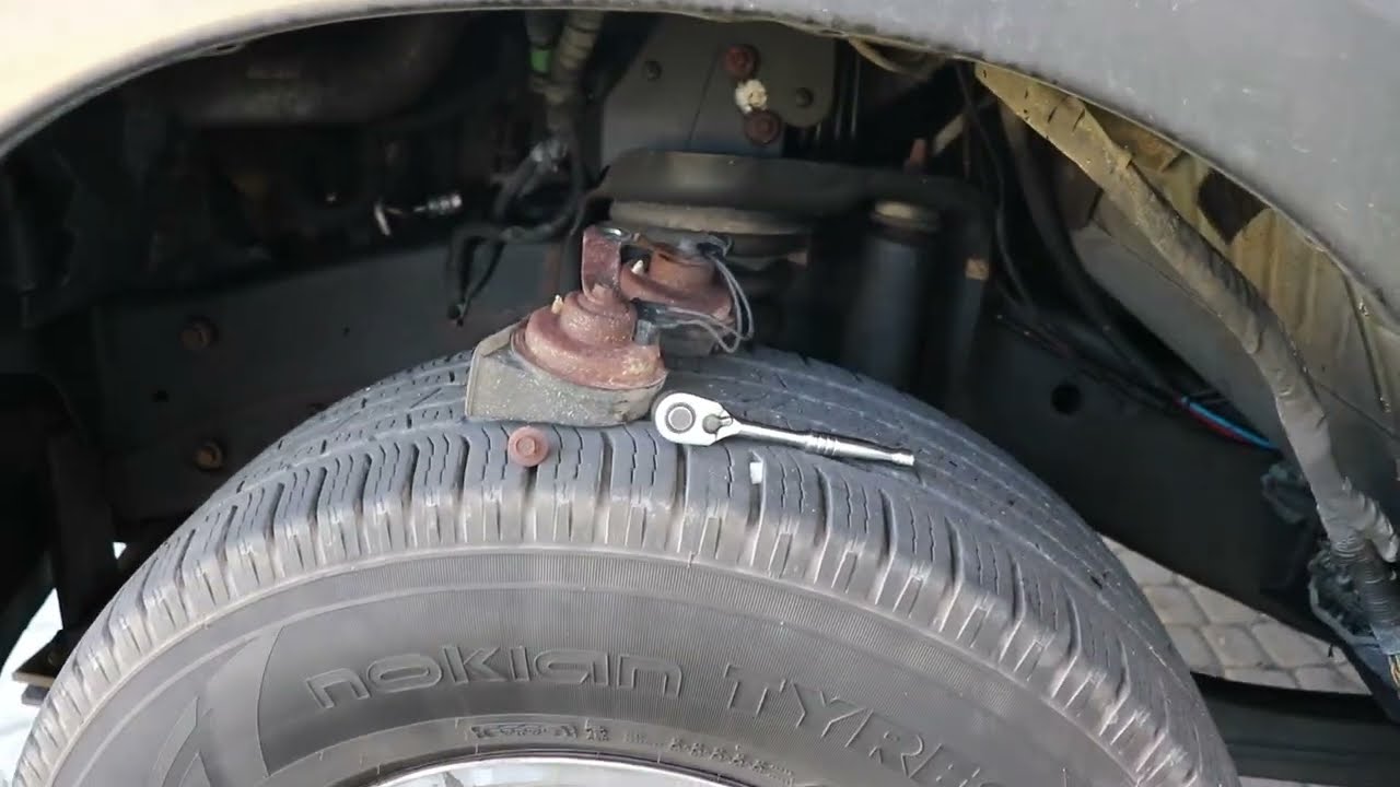 Расположение, замена и расположение предохранителя звукового сигнала RAM 3500 4-го поколения