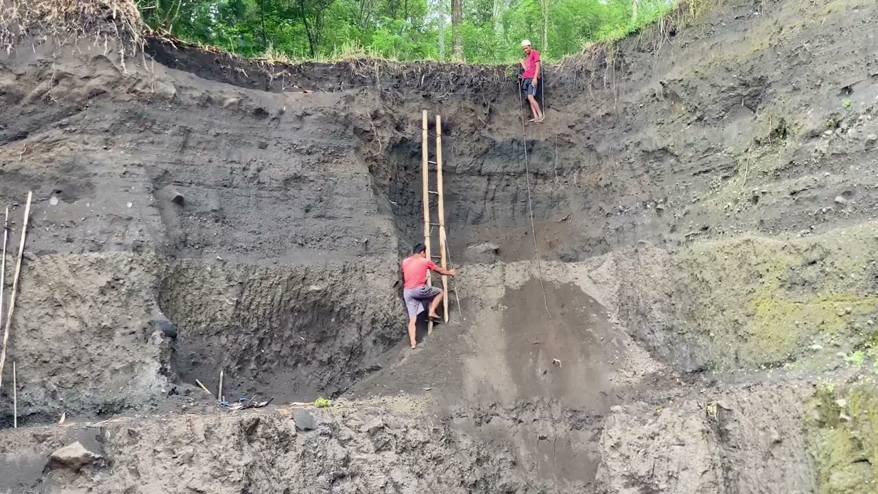Miners dig sand on high cliffs