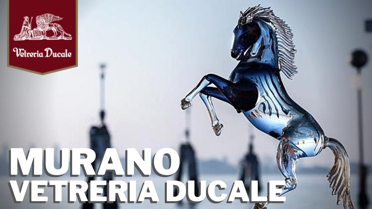 Maestro artigiano vetraio lavora a mano un cavallino alla Vetreria Ducale di Murano, Venezia