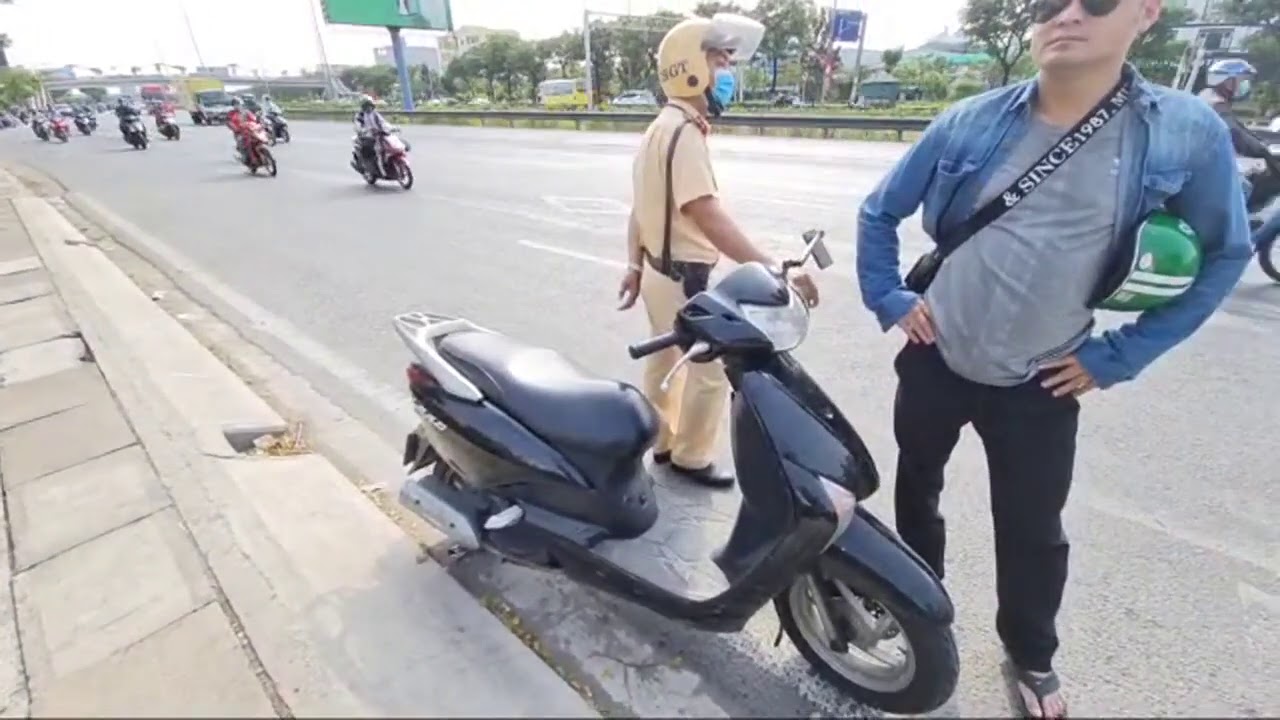 Mấy Ông Là Người Thực Thi Pháp Luật Mà Ngồi Xổm Trên Luật Vậy Mấy Ông Nói Ai Phải Thực Hiện