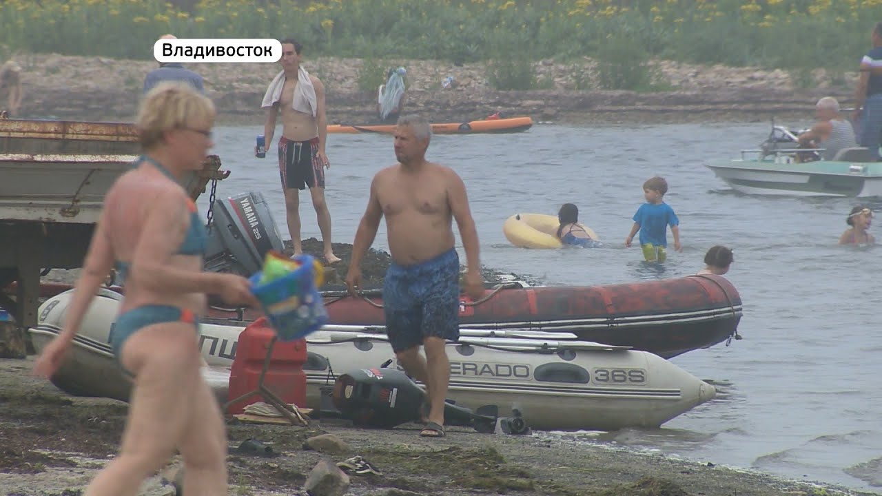 Едут по головам. Загорающие уворачиваются от лодок и мотоциклов