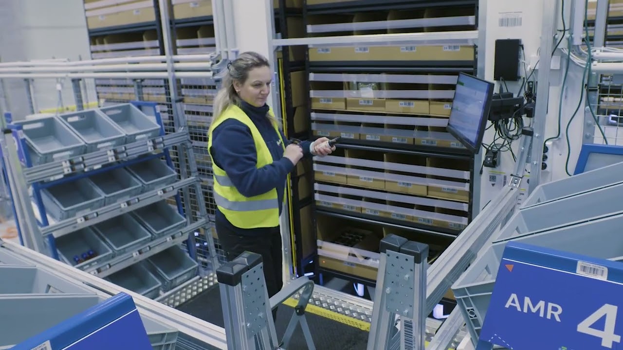 A rendelések kiszedése, komissiózása a Geek+ robotokkal a Boxy Fulfillment Központban.