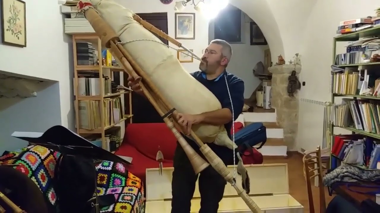 THE BIGGEST ITALIAN BAGPIPE IN THE WORLD! 