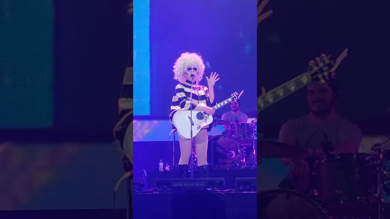 Trixie Mattel - Montreal Just For Laughs 29-07-2022 - Trixie stops the show when 2 people faints!