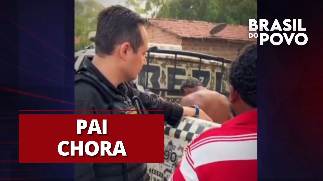 Pais e irmãos choram após verem filho ser preso por policiais