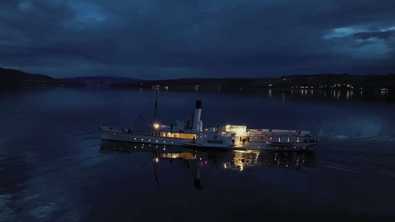 Skibladner legger til kai på Gjøvik en sommernatt