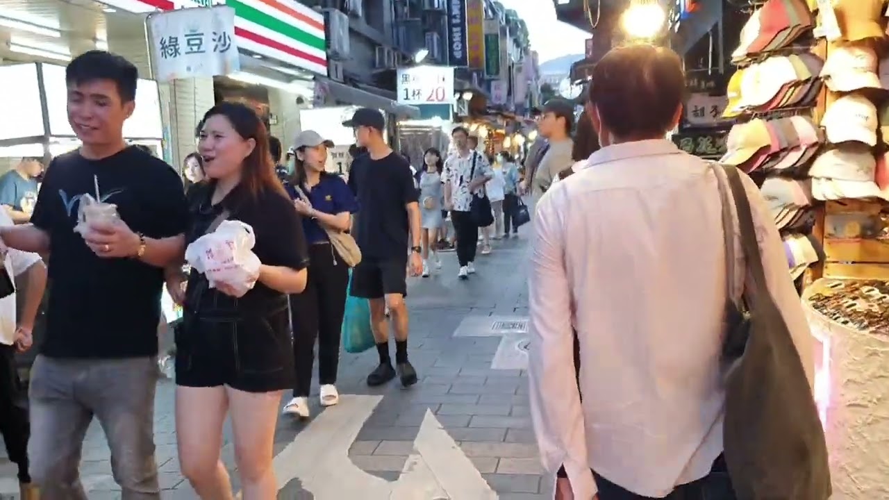 เดินสตรีทฟู้ดยามเย็นในไต้หวัน ของกินและวัยรุ่นเยอะมาก