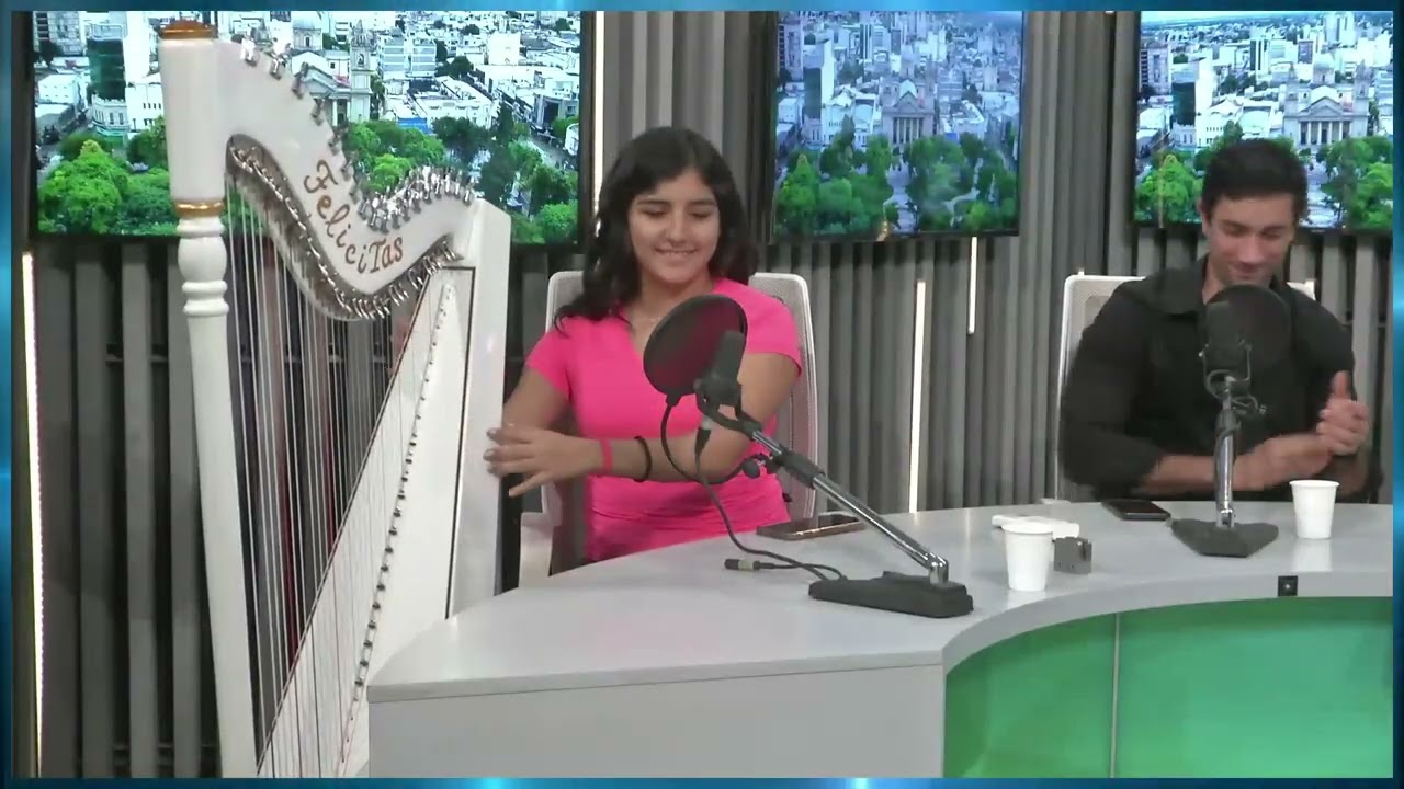Casa del Folklorista y un homenaje al día de la mujer. Jóvenes arpistas en los estudios de la radio.