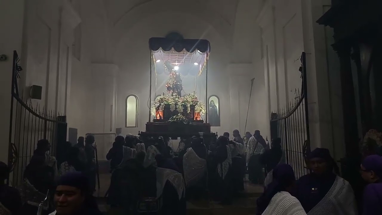 Procesi&oacute;n de Jubileo de las Hermandades en Sonsonate 2025. Entrada a Catedral de Sonsonate.