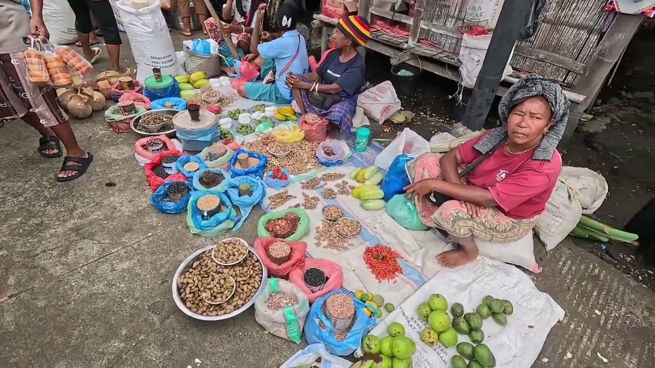Day 4 roadtrip Flores  ( Trusted Komodo Tours )  Market, blue beach and scenery