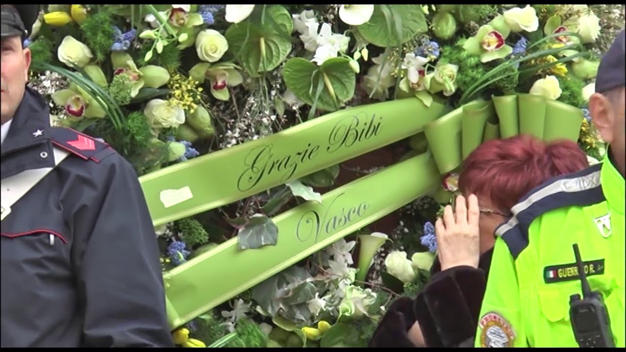 BOLOGNA: Folla commossa al funerale del produttore Bibi Ballandi | VIDEO