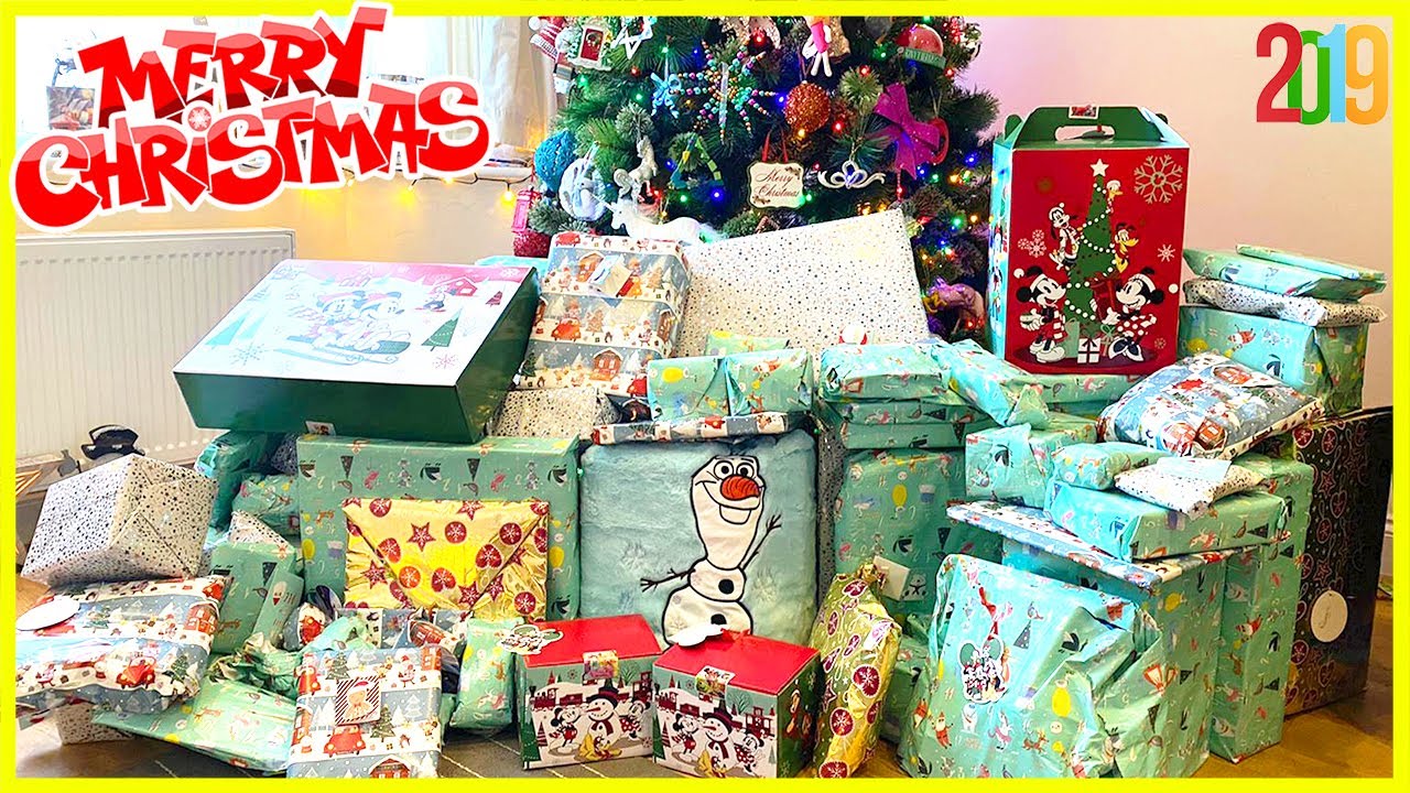 CHRISTMAS MORNING OPENING PRESENTS 2019 | OPENING PRESENTS FAMILY SPECIAL!