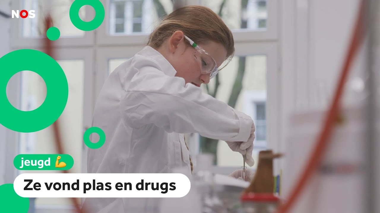 Clara testte zand uit de zandbak omdat haar broertje dat opat